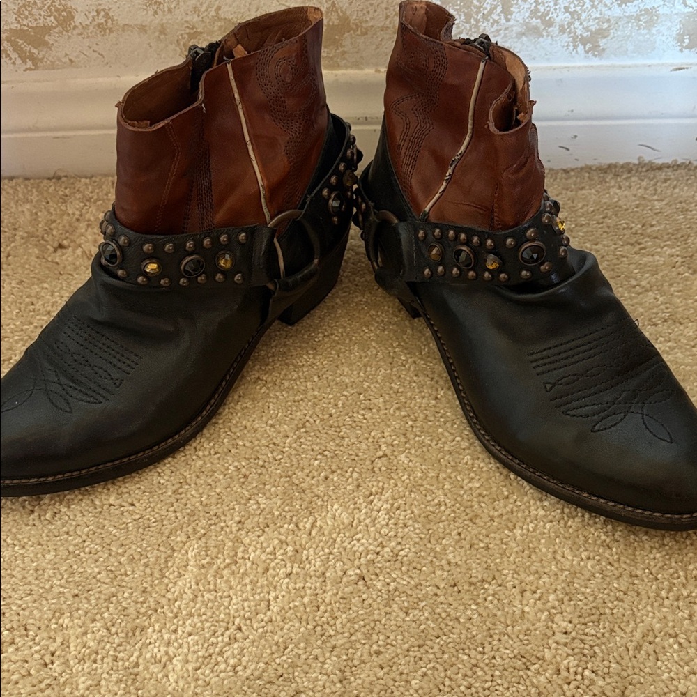 Short black /brown bootie